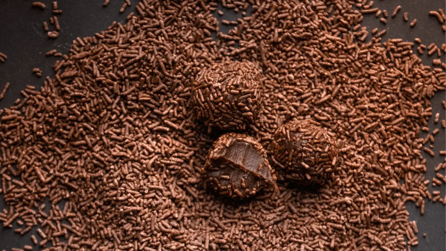 Foto de brigadeiros deliciosos e granulados de chocolate