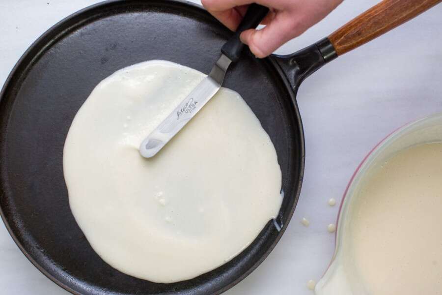 A espátula angulada é perfeita para espalhar a massa de crepes e panquecas.